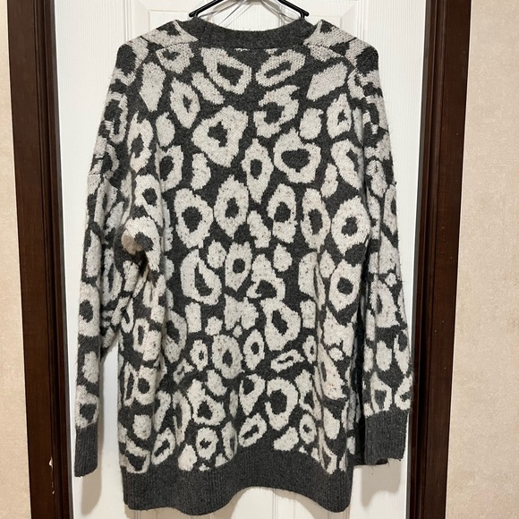 Leopard Sweater. - Picture 2 of 3